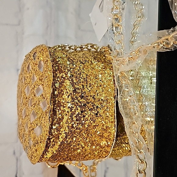 Olivia Miller Whimsical pineapple crossbody NWT - Picture 4 of 6